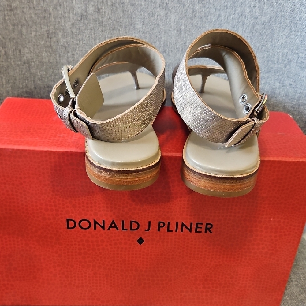 Donald J. Pliner Metallic Silver Lizard Print Crisscross Toe-Post Sandals New - Picture 5 of 12